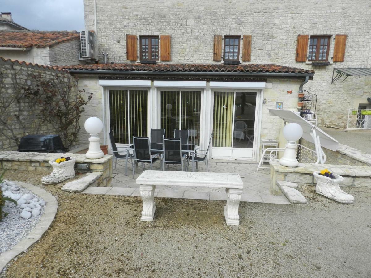 Les Quatre Saisons Villa Saint-Angeau Dış mekan fotoğraf